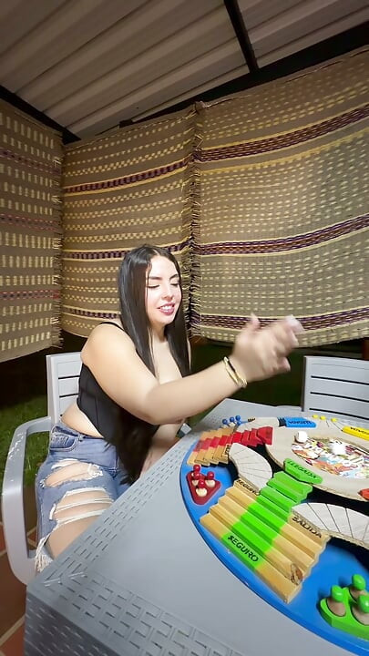 LUEGO DE QUE TODOS DECIDIERAN IRSEN A SUS HABITACIONES ME FOLLO A LA MEJOR AMIGA DE MI NOVIA