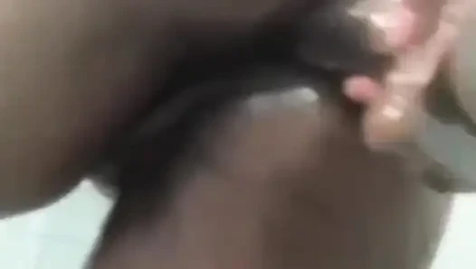 Masturbasi anal intens di kamar mandi solo