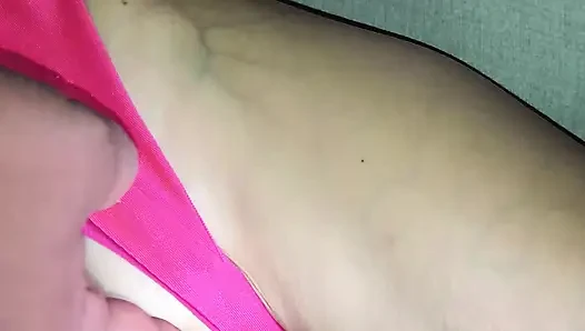 Stiefbruer masturbiert meine enge muschi und folgt dem Umriss meiner schamlippen