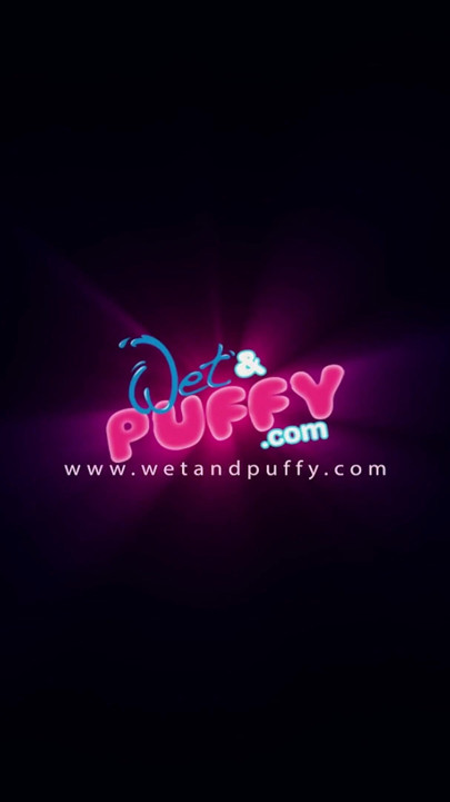 Stefany em Tiny Hotpants por Wet and Puffy