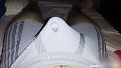 Solo-Masturbation mit zwei Vibratoren gleichzeitig, Sperma durch Unterwäsche