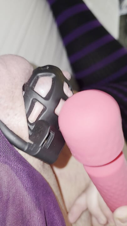 İlk sissygasm!! Şişman kadın kılıklı kadın ilk kadın kılıklısını sikiyor ve küçük bekaret kafesine boşalıyor