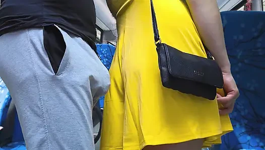 Fremder berührt ihren hintern ohne erlaubnis mit seiner erektion und kommt in das harte busfahrzeug von der hand des mädchens