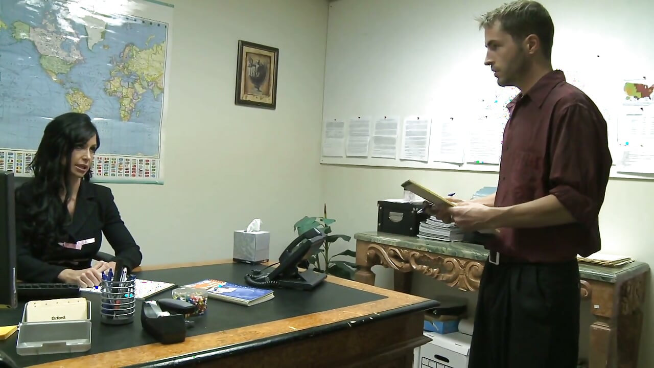 vishaal stanon vaali kaale baal vaali chodne laayak mammi apne ophis men yuva mard ki savaari karti hai