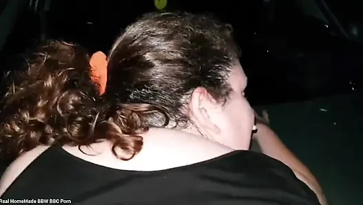 Hämmernde britische bBW, fette feuchte muschi im freien