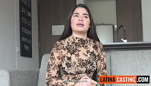 Cewek semok latina 18 tahun memek sempitnya dientot pov di ruangan audisi model amatir
