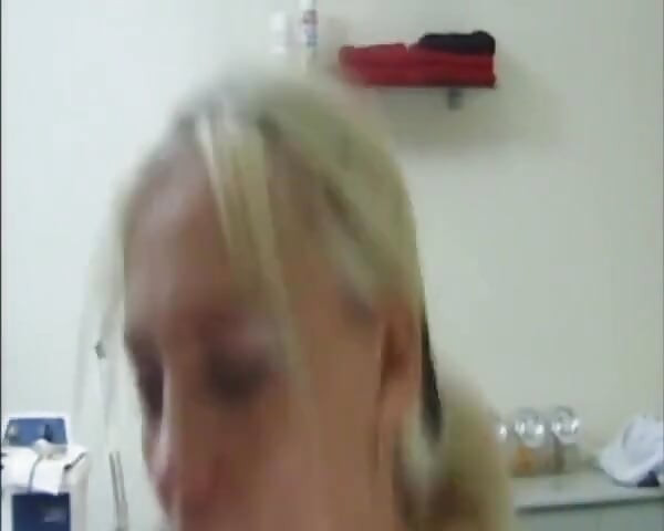 O curvă blondă este futută tare și umplută de spermă pe față