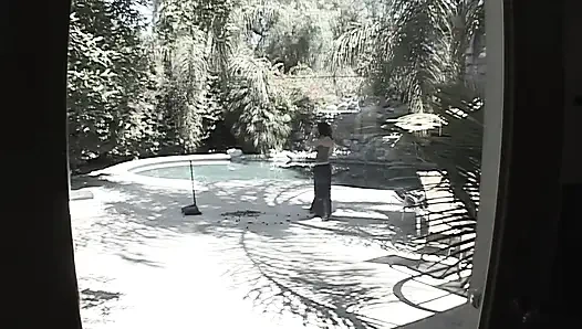 Sexy schätzchen isst sperma, nachdem ein riesiger schwanz ihre enge muschi gestoßen hat