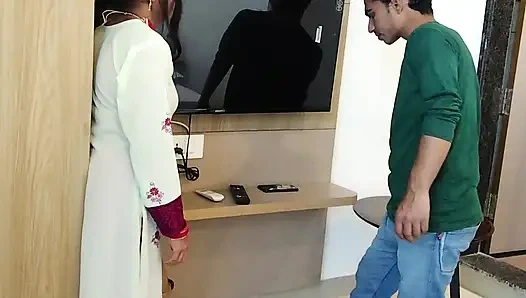 TV banane aaya tha aur Akeli ladki dekh ke pel diya