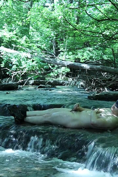 Расгибаясь у водопада, пытаясь украдать немного частного момента