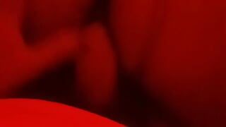 Латина с красным светом, пухлый волосатый транс- фембой в любительском видео