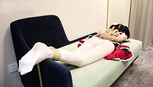 Jw1-ein mädchen mit weißen strümpfen wurde als hogtie-bondage gefesselt