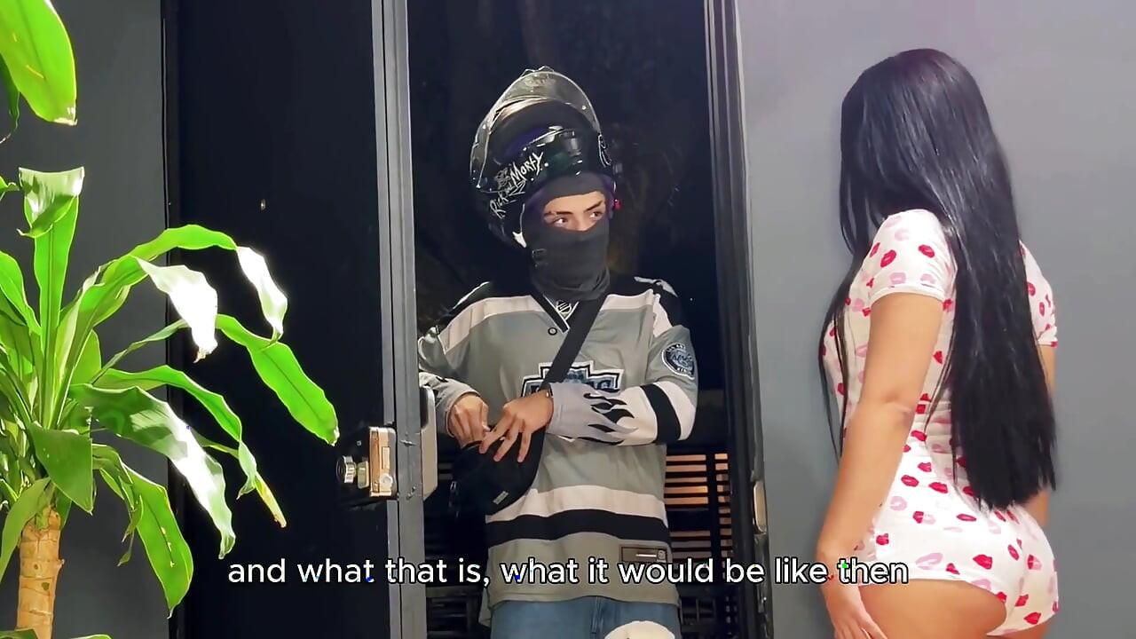 Smuk colombiansk kvinde kan ikke betale sin gæld... Så hun spreder benene, mens hendes mand er væk! - Space Productions