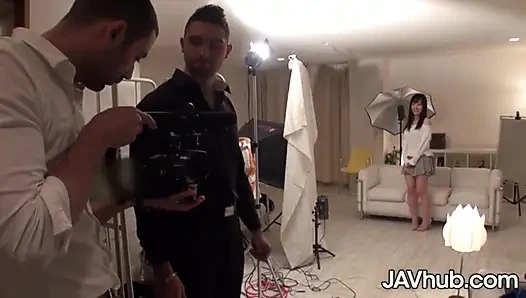 Azgın ve sürtük yui kyono erkekler tarafından soyunuyor ve oyuncakla sikiliyor