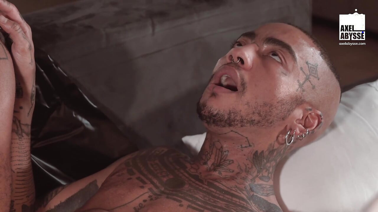 タトゥー入りジャマルがアクセル・アビスによる手拳を握る