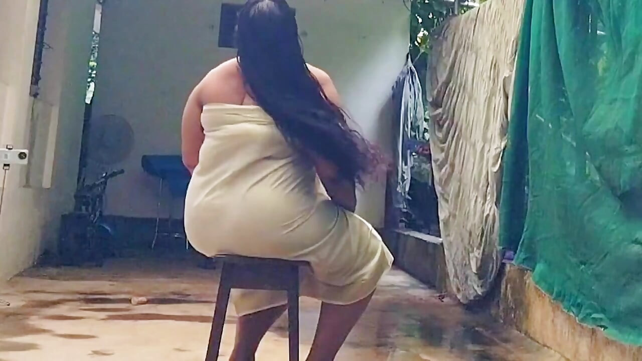 Mallu Big Ass Sexy MILF in Traditional Loincloth and Bodice, Unveiling in Sexy Body Outdoor