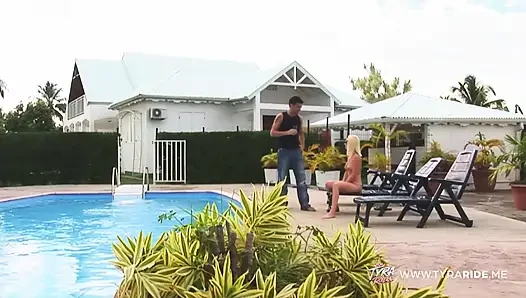 Sarışın orta yaşlı seksi kadın açık havada kel kaslı adamla yakınlaşıyor