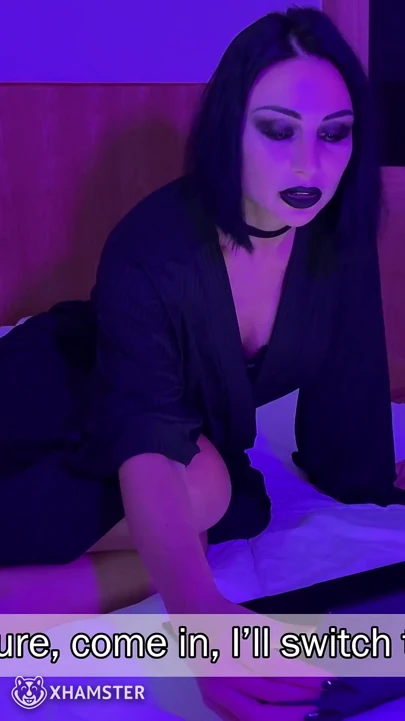 Gotik komşu kız gösterisi yapıyor komşusu premium canlı yayında ateşli seks için davet ediyor