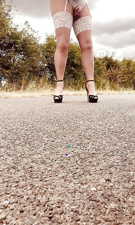 Crossdresser marido bridal meias suspensórios saltos calcinha sutiã sexy ao ar livre mostrando