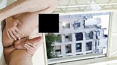 Risicovolle masturbatie knippert bij een open raam aan de voorkant 1