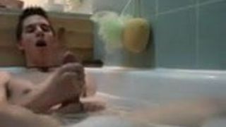 Twink si masturba nella vasca da bagno