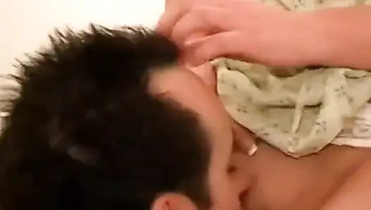 Сантехник прокладывает трубу внутрь Брук