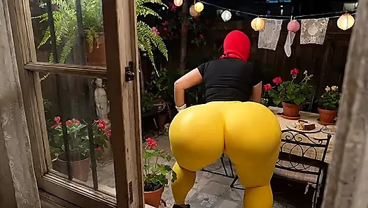 Mädchen mit dickem arsch in engen gelben leggings im garten ausspioniert