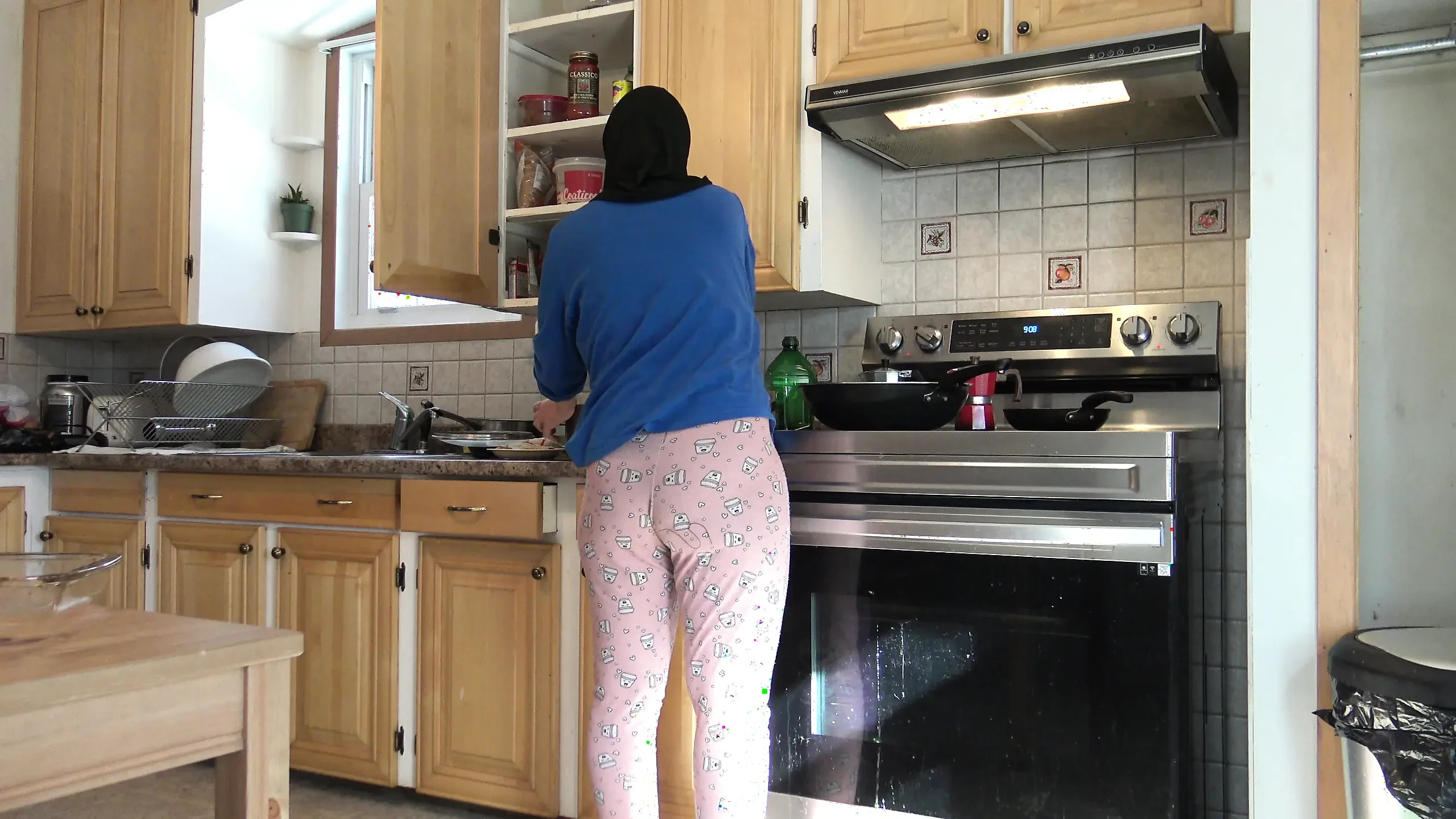 顺从的继母每天早上都让大鸡巴继子在厨房里操她