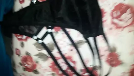 Gozando na calcinha da prima