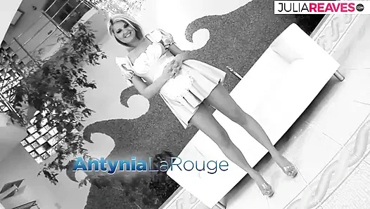 Heiße blondine schluckt sperma, nachdem sie enge fotze auf einem riesigen schwanz hüpft hat