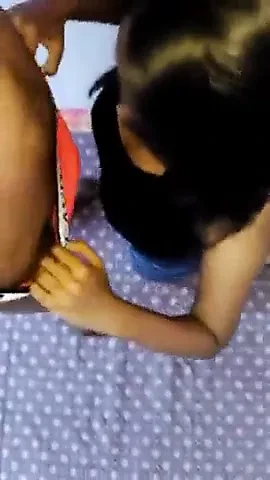 Tamil menina uma chupa seu pau do namorado e leva porra na boca