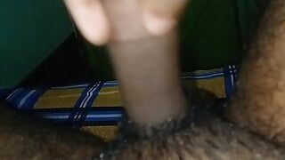 Un adolescent bangladais seul à la maison fait un branlette avec une bite noire