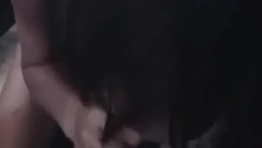 Reife brünette MILF nimmt dicken schwanz tief und tropft