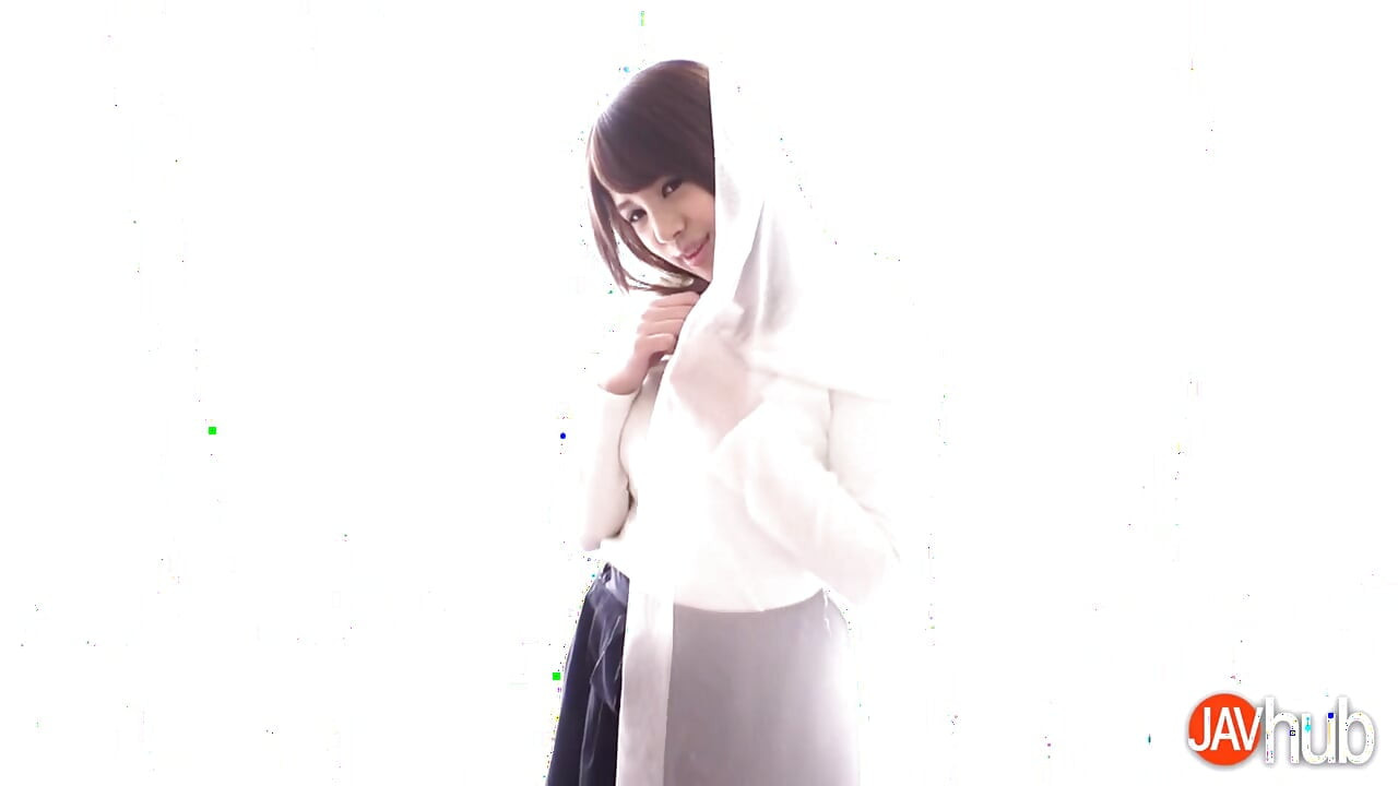 三鈴麗奈獨自挑逗她豐滿的身體