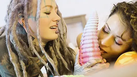 Aksi hot lesbian dengan stoking jaring-jaring yang saling muasin memeknya pakai mainan seks sampai lubangnya menganga lebar