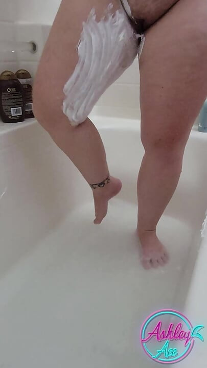 Ashley Ace Shaves Her Legs - No-shave November 2023