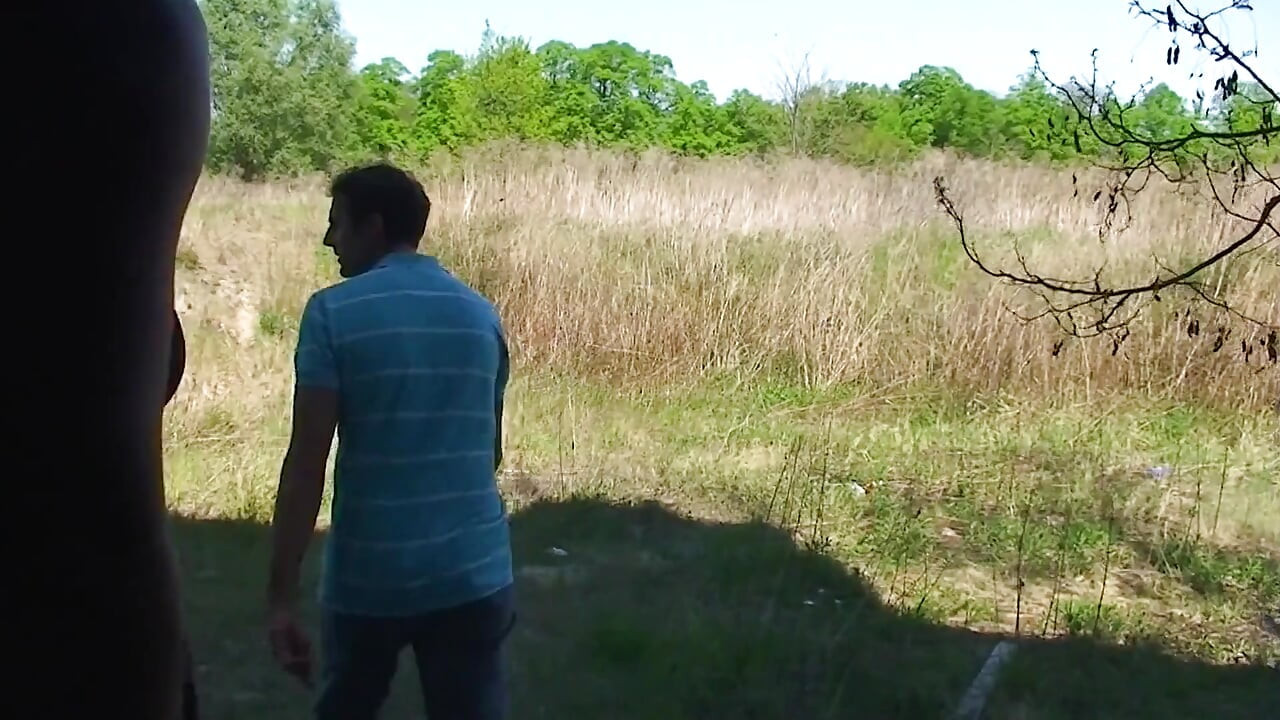 角質赤ん坊は屋外で口のザーメンに巨大なコックに乗る