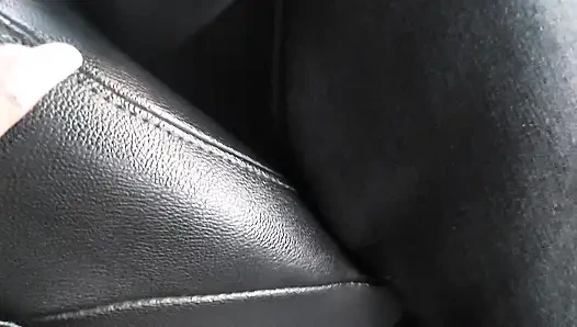 Milf panas menggoda sopir taksi di dalam mobil, di depan umum, dengan kaki seksinya dengan stoking