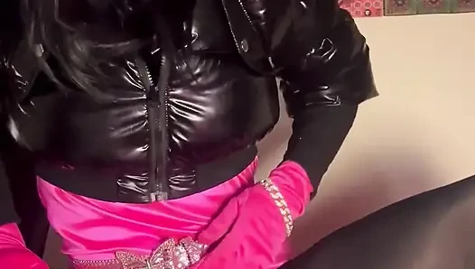 Jess Silk dildoya biniyor