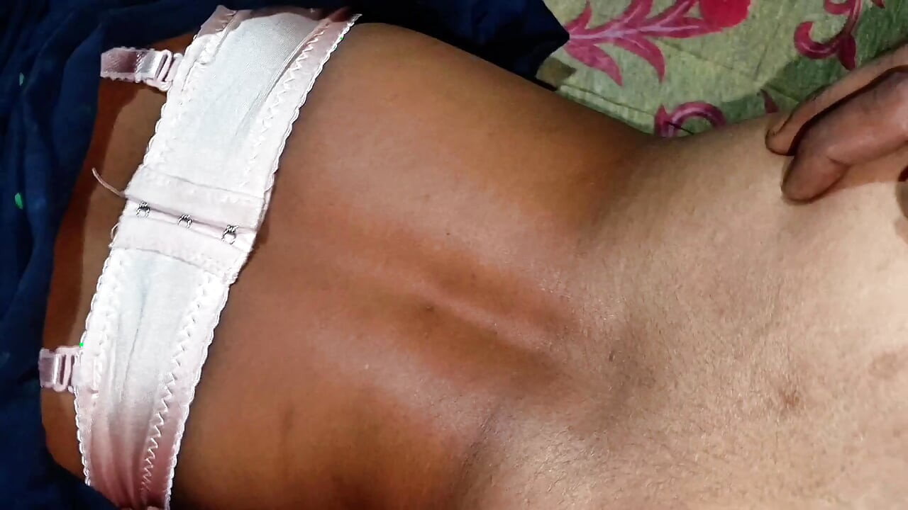 Wer will das aufregende Video deiner heißen, geilen, sexy Bithi Bhabi sehen? Lass uns in den kommentaren teil 1 wissen