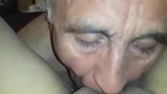 Türkischer Opa leckt die Muschi der reifen Frau