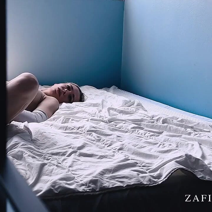 حلب الديك مع عارضة أزياء بولندية في بوندي أستراليا