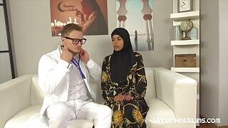 Крошка в хиджабе хочет красивые половые губы