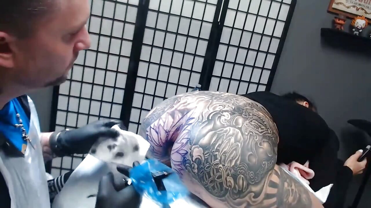 Få rumpehull tatovert i 4,5 timer