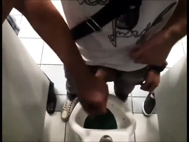 Öffentliche Toilette wichsen und helfende Hand | xHamster