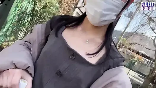 Cewek seksi ini lagi jalan-jalan sambil jalan-jalan di mana matanya yang ramai-ramai memuncak!