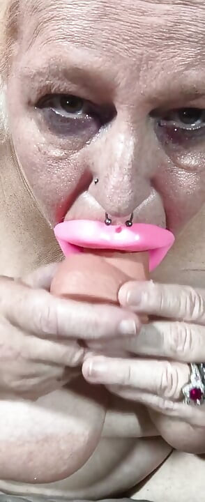 Qué boca grande cuando hay semen goteando cuando ella pouts