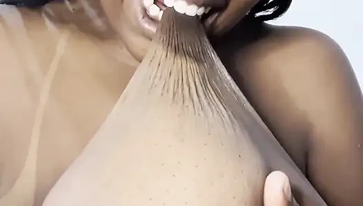 Ich beiße in meinen riesigen, köstlichen