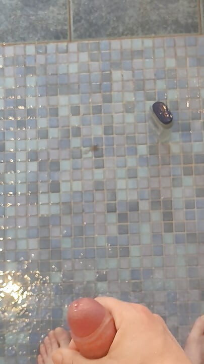 Quick cumshot in the shower