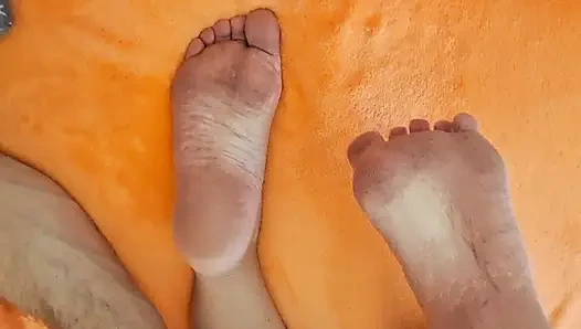 Kızım ayaklarımın arasına alıyor